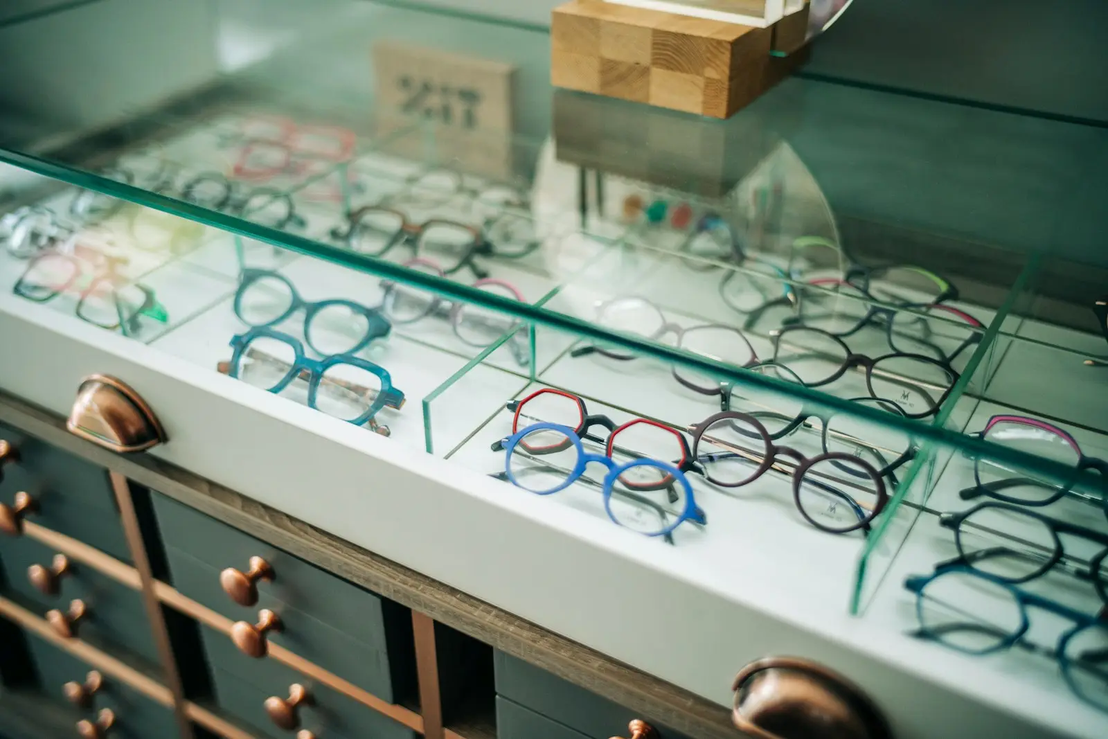 Monturas de acetato ordenadas en una vitrina de óptica